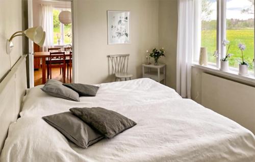 Ένα ή περισσότερα κρεβάτια σε δωμάτιο στο Gorgeous Home In Lyrestad With Wifi