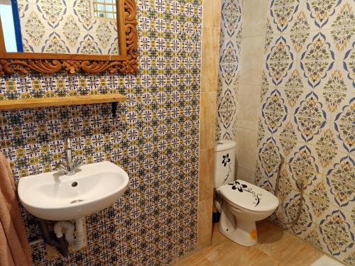 A bathroom at 2 bedrooms apartement with terrace and wifi at Tunis 4 km away from the beach