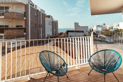 ポリニャーノ・ア・マーレにあるDa Riva Apartment Sea View - Houseaの海の景色を望むバルコニー(椅子2脚付)