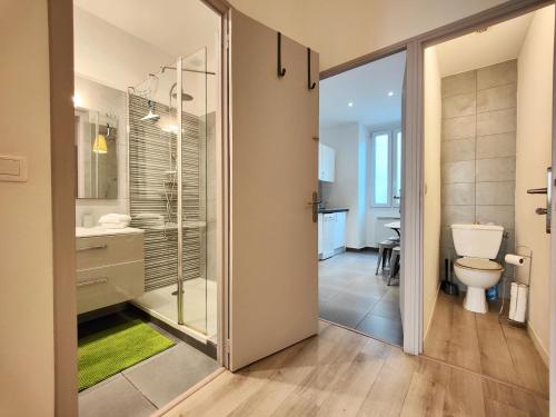 La salle de bains est pourvue de toilettes et d'une porte en verre. dans l'établissement Le Cosy Meyerbeer by Booking Guys, à Nice