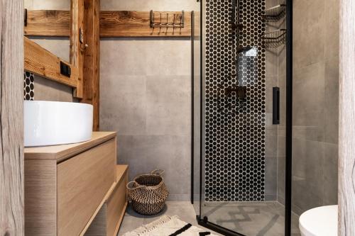 a bathroom with a shower and a sink at Apartament Czarna Perła in Czarny Dunajec