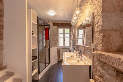 Ένα μπάνιο στο Maison en pierres au coeur du village médiéval de Villeneuve