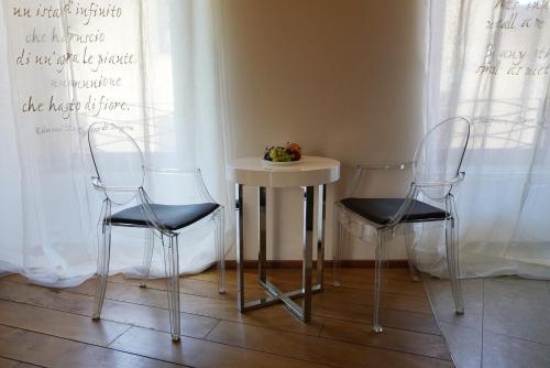 two chairs and a table with a table and two chairs at Il Portico - 1711 Luxury Guest House in Arlate