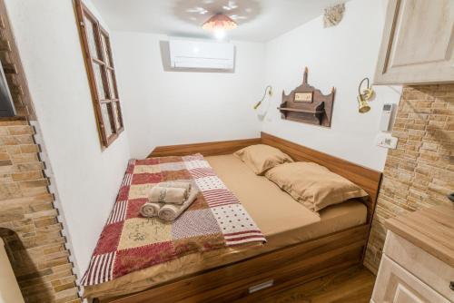- une petite chambre avec un lit doté d'une couette dans l'établissement Rustic Apartment PETRA, à Vallée de la Soča