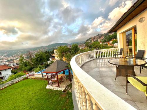 un balcón de una casa con mesa y sillas en Exclusive Apartments Bistrik en Sarajevo