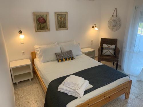 sypialnia z dużym łóżkiem z ręcznikami w obiekcie villa Hara w mieście Kanapitsa