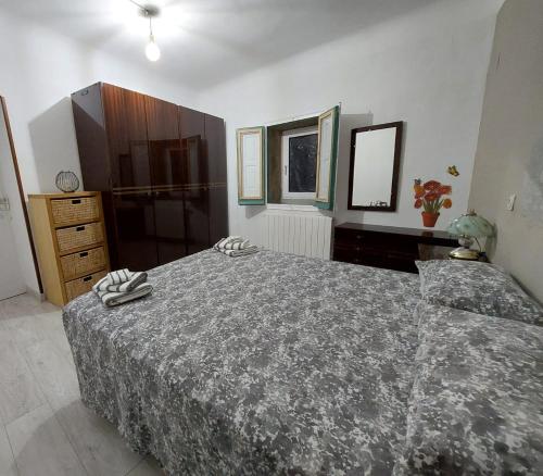 1 dormitorio con cama, tocador y espejo en Mas Sara, en Cabanes
