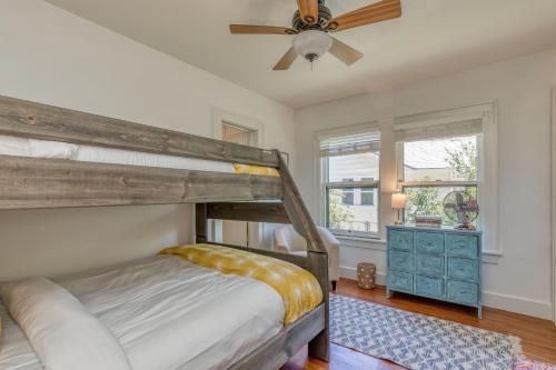 Katil dua tingkat atau katil-katil dua tingkat dalam bilik di Butterfly - Cozy Downtown Cottage Peaceful Backyard!