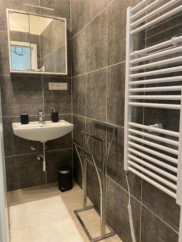 une salle de bain avec un lavabo et un miroir dans l'établissement Designed apartment next to Vaclav square with terrace and private garage, à Prague