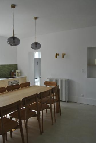 - une salle à manger avec une table et des chaises en bois dans l'établissement La Source - Villa wissantaise, à Wissant