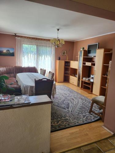 - un salon avec un canapé et une table dans l'établissement Pension Bud, à Onceşti