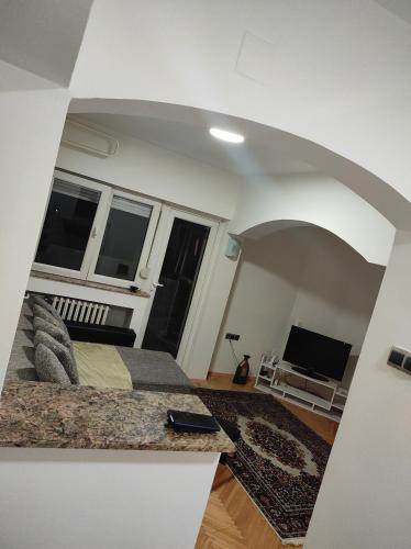 Sala de estar con cama y TV en Stan centar en Bitola