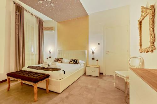 1 dormitorio grande con 1 cama blanca y 1 silla en My Way Home en La Spezia