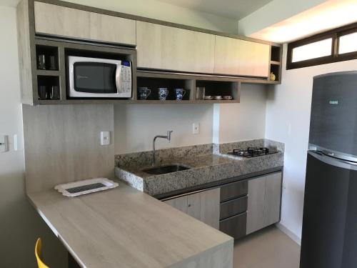 Η κουζίνα ή μικρή κουζίνα στο Flat Superior Frente Mar - Tabatinga Residence