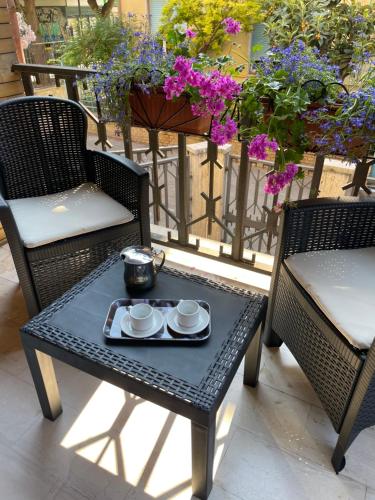 einen Tisch mit zwei Stühlen und ein Tee-Set darauf in der Unterkunft Andrew’s House in Ortona