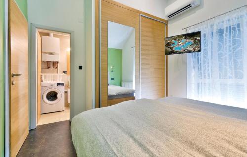 Postel nebo postele na pokoji v ubytování Cozy Home In Sveti Martin Na Muri With Kitchen