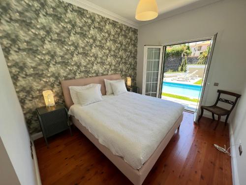 Ένα ή περισσότερα κρεβάτια σε δωμάτιο στο Casa Roc Madeira - 5 Bedrooms - Ocean and City Views - Private Heated Pool