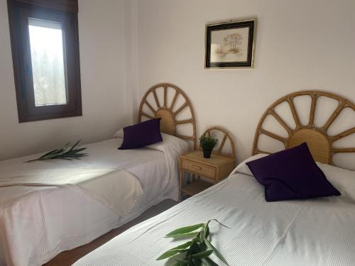 um quarto com duas camas e uma janela em Noja Ris - 6039 em Noja