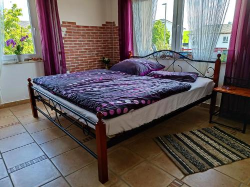 a bed sitting in a room with a window at Casa del Norte in Brackenheim
