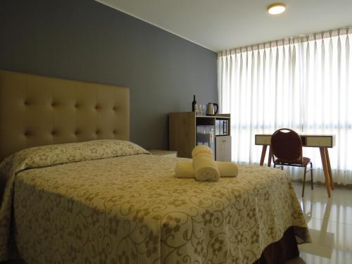 a bedroom with a bed with a yellow bedspread at Casa Las Flores Ica in Ica