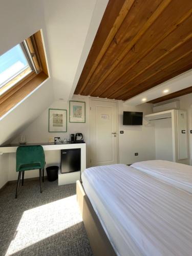 - une chambre avec un lit, un bureau et une fenêtre dans l'établissement Villa Quattro Ducati, à Kirchheim unter Teck