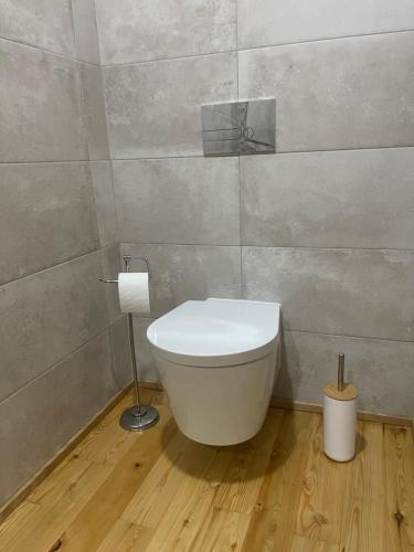 a bathroom with a white toilet in a room at Casa do Afonso in Brufe