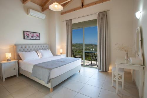 um quarto com uma cama e uma grande janela em Aloni Villas Sea View em Katouna