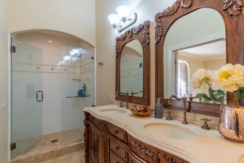 A bathroom at Chateau Coralini