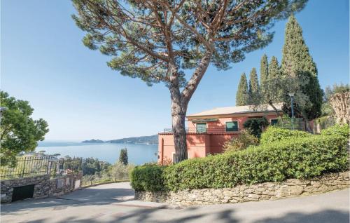 dom z drzewem na poboczu drogi w obiekcie La Casa Rossa w Rapallo