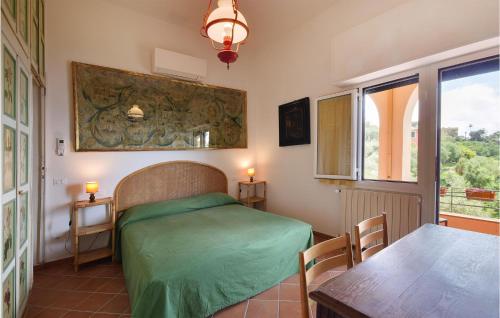 een slaapkamer met een bed, een tafel en een raam bij La Casa Rossa in Rapallo