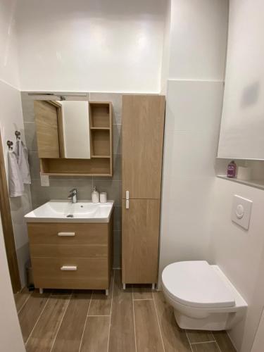 La petite salle de bains est pourvue de toilettes et d'un lavabo. dans l'établissement Appartement chic plage des Catalans, à Marseille