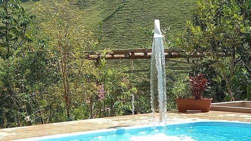una piscina con una fuente de agua en Sitio Sombra da Mata en Marechal Floriano