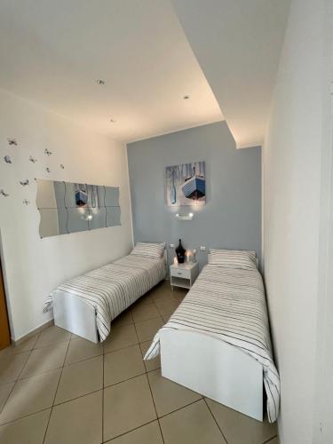 Tempat tidur dalam kamar di HOME SWEET HOME Inizio di Spacca Napoli