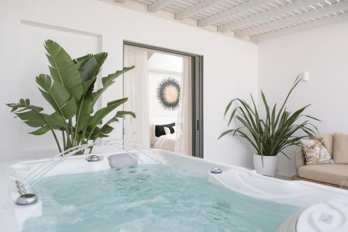 bañera en una habitación con plantas en Porta Marina, en Naxos Chora