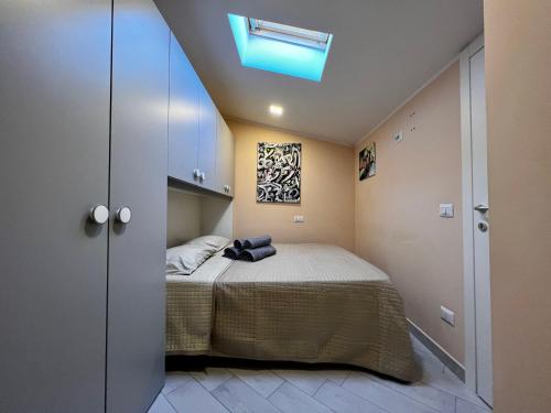 a bedroom with a bed and a skylight at Bilocale in pieno centro a Campobasso in Campobasso