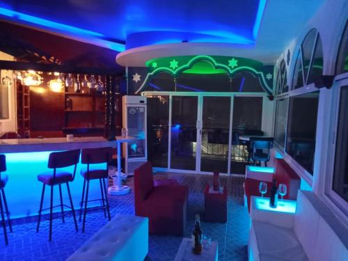 - un bar avec des lumières bleues dans une pièce dans l'établissement Hotel Boutique TEKALI INN, à Cuetzalán del Progreso