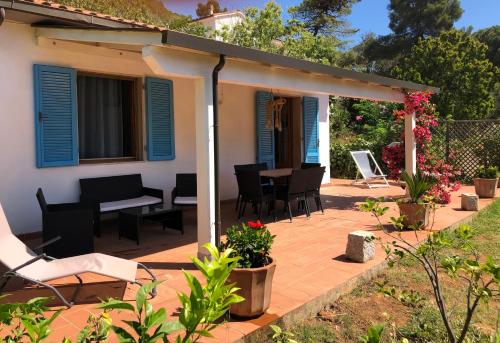 Taman di luar Case dei limoni sul mare