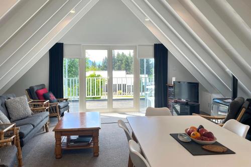 een woonkamer met een tafel met daarop een schaal fruit bij Sunnyview - Lake Tekapo in Lake Tekapo
