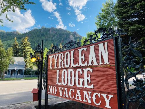 um sinal para o alojamento de leilão sem vaga em Tyrolean Lodge em Aspen