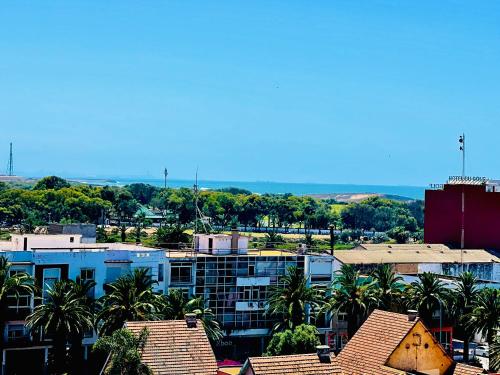 vistas a una ciudad con palmeras y edificios en OceanParc - Vue sur Mer et Parc 24H Sécurité, en Mohammedia