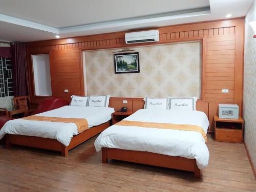 เตียงในห้องที่ Khách sạn Rosy Việt Trì