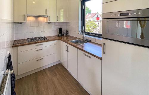 Η κουζίνα ή μικρή κουζίνα στο 3 Bedroom Amazing Home In Ewijk