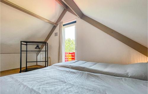 En eller flere senge i et værelse på Awesome Home In Ewijk With House A Panoramic View