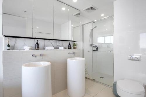 Un baño de Level 30 Oracle Tower 2 Stunning views and free parking - GC Getaways