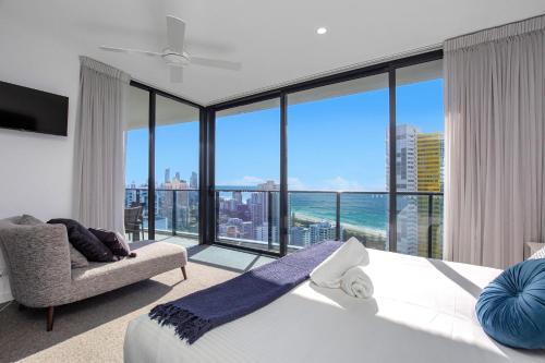 Un lugar para sentarse en Level 30 Oracle Tower 2 Stunning views and free parking - GC Getaways