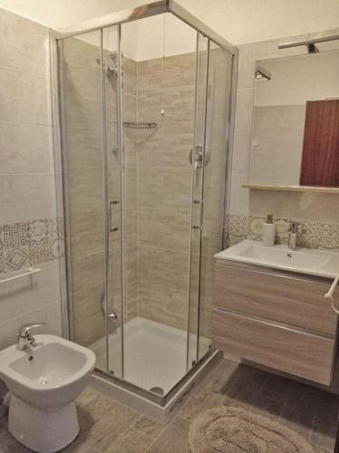 a bathroom with a shower and a toilet and a sink at Casa nella Natura Il Risveglio degli Elfi in Pedavena
