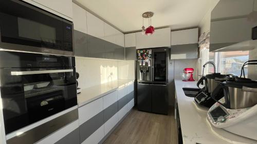 a kitchen with a black and white kitchen at Calor De Hogar La Serena in La Serena