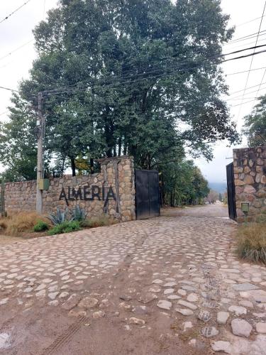 eine leere Straße mit einer Steinmauer und einem Zaun in der Unterkunft Mono LAS LAVANDAS Alquiler temporal - Salta in Vaqueros