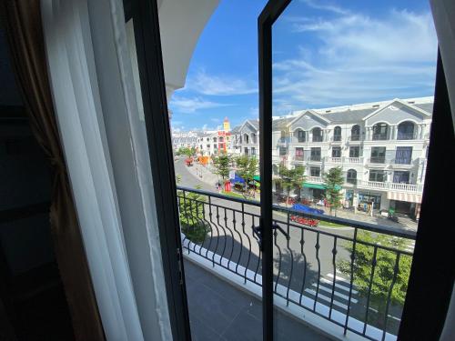 富國的住宿－Lana Inn - Grand World Phú Quốc，从窗户可欣赏到城市街道的景色