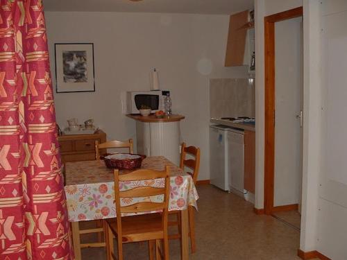 cocina con mesa y sillas en una habitación en Appartement Le Biot, 3 pièces, 6 personnes - FR-1-573-100 en Le Biot